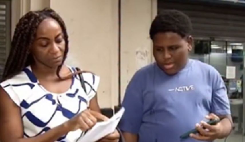 Mãe solo se desespera após filho autista não verbal, que também enfrenta um tumor cerebral, ter o benefício do INSS cortado