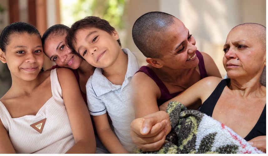Filha com câncer, que cuida sozinha da mãe, também com câncer agressivo, e do filho autista, pede socorro